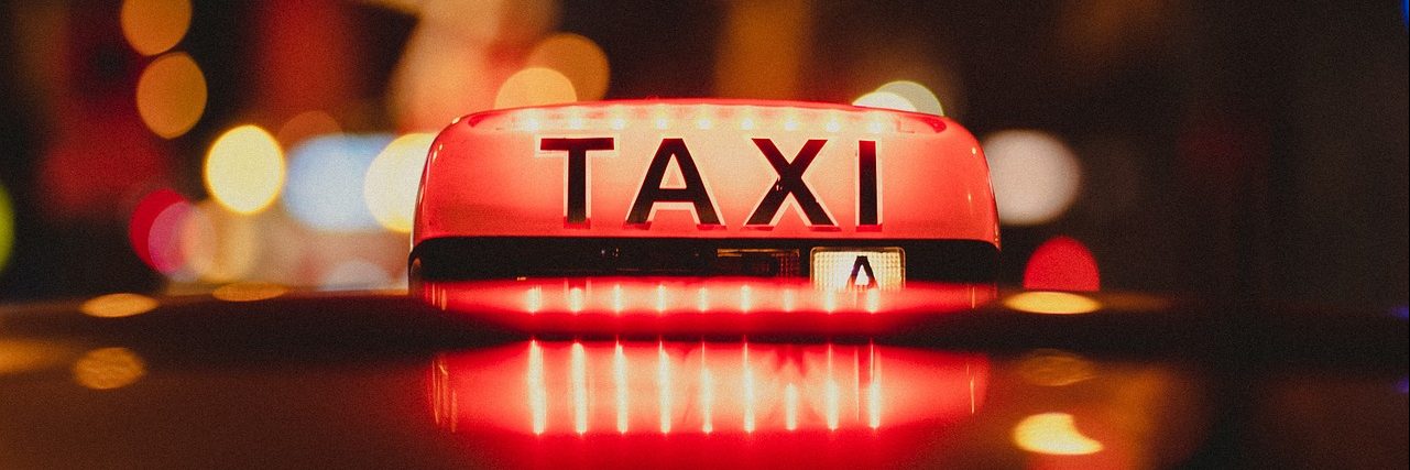 A las cinco de la mañana es un relato escrito por Miguel Rodríguez Echeandía sobre las andanzas de un taxista en horario nocturno.