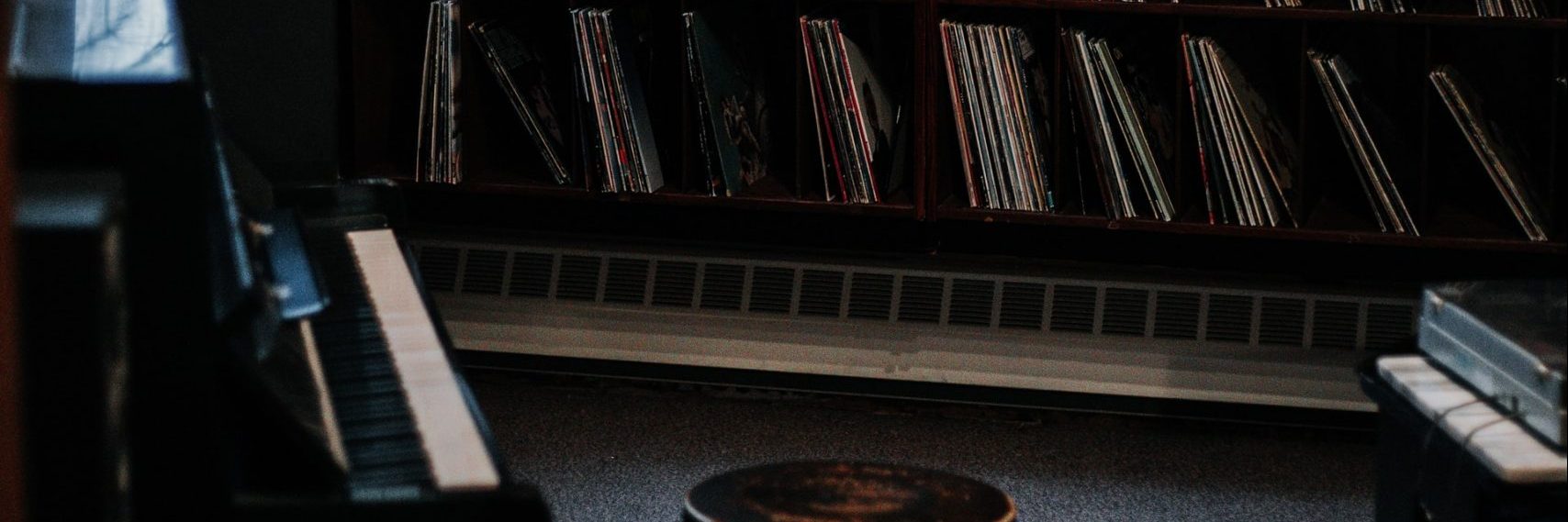 ¿Dónde estaba la música? es un relato escrito por Miguel Rodríguez Echeandía que trata sobre un mundo sin música.
