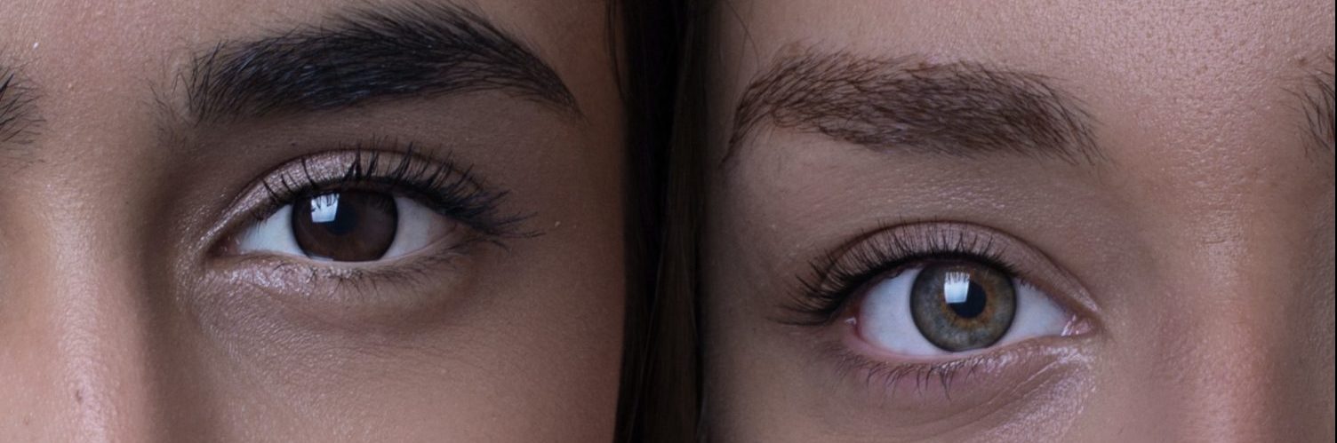 Dos chicas es un relato escrito por Miguel Rodríguez Echeandía sobre cómo las chicas jóvenes se preparan para ir de fiesta.