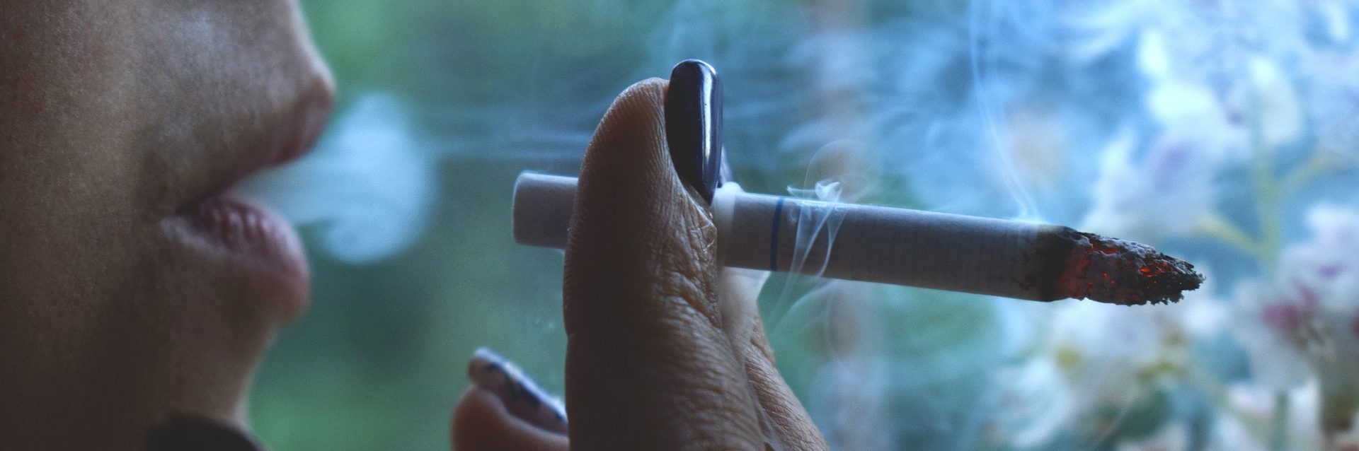 Dos cigarrillos es un relato escrito por Miguel Rodríguez Echeandía sobre el recuerdo de los seres queridos una vez ya no están con nosotros.