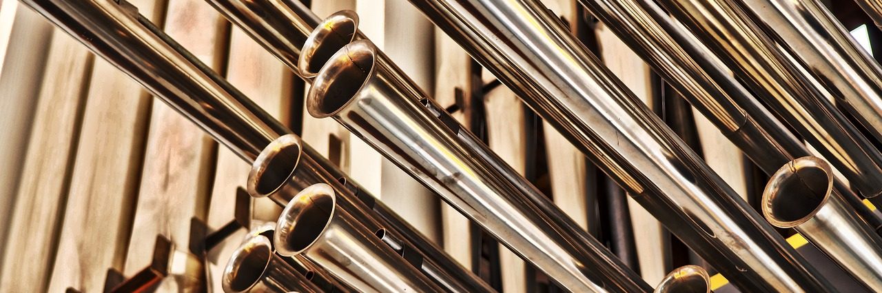 El asesinato es un relato escrito por Miguel Rodríguez Echeandía sobre la ejecución de un magnicidio en un concierto.