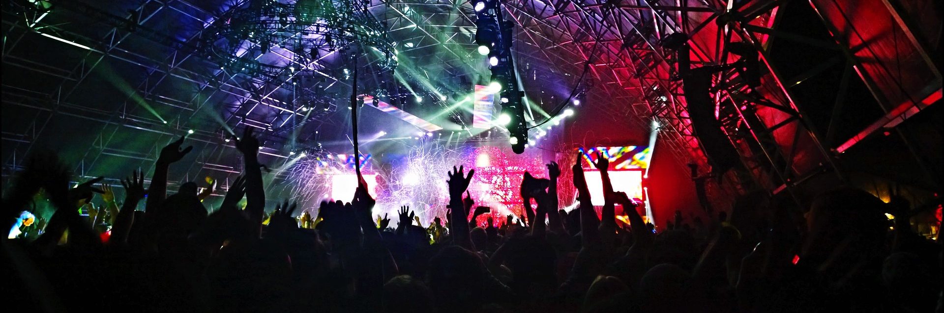 El concierto es un relato escrito por Miguel Rodríguez Echeandía sobre el estrés del montaje de un concierto de rock.