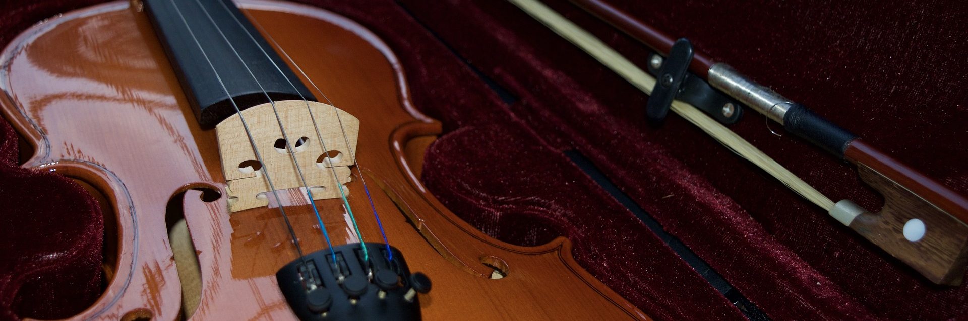 El estuche es un relato escrito por Miguel Rodríguez Echeandía para su blog sobre lo que guarda un músico en el estuche de su instrumento.