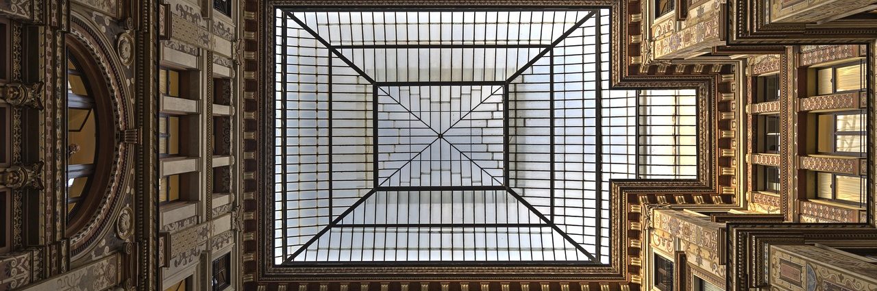 El techo es un relato escrito por Miguel Rodríguez Echeandía sobre cómo todas las personas, por muy poderosas que sean, tienen un techo.