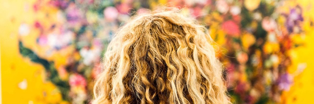 Ella es un relato escrito por Miguel Rodríguez Echeandía sobre cómo la percepción y la autoestima ayudan a sobrellevar el día a día.