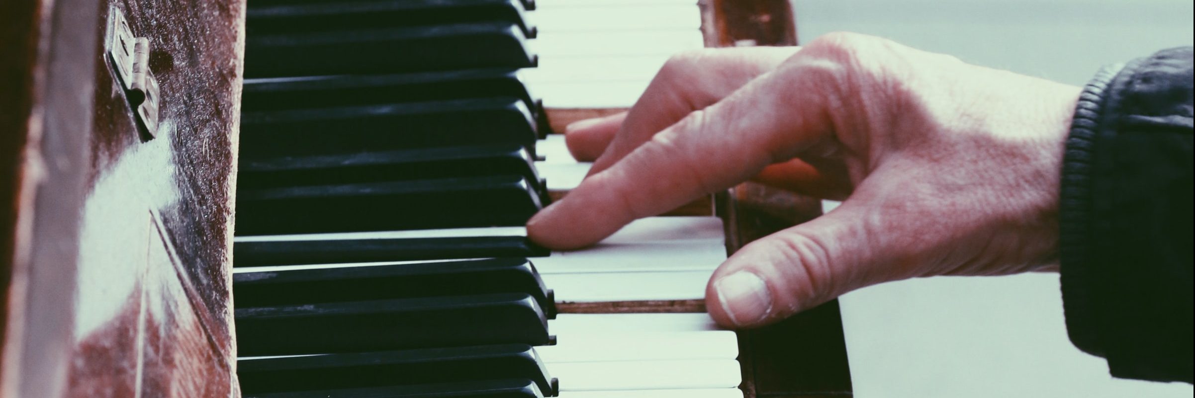 La brava es un relato escrito por Miguel Rodríguez Echeandía sobre las ventajas que la música puede tener en enfermos de alzheimer.