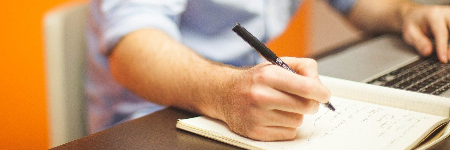 La crítica es un relato escrito por Miguel Rodríguez Echeandía para su blog en el que trata la dificultad de un crítico al hacer su trabajo.