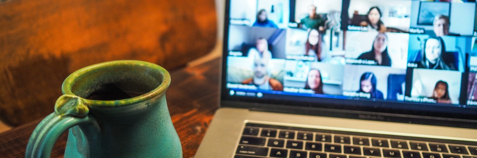 La entrevista es un relato escrito por Miguel Rodríguez Echeandía sobre lo mucho que varía lo que se ve en una entrevista de trabajo online.