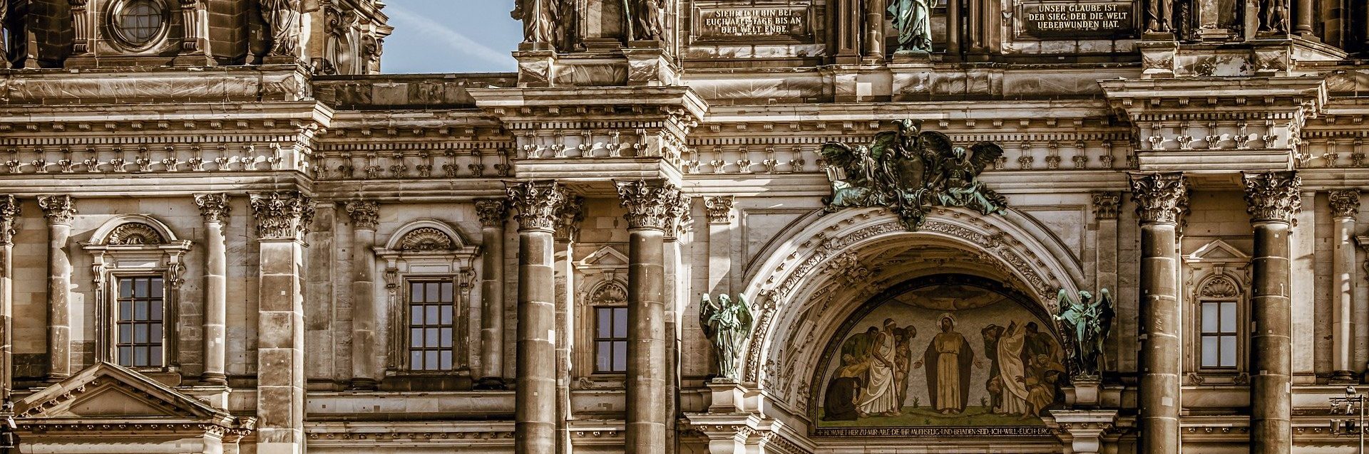 La iglesia es un relato escrito por Miguel Rodríguez Echeandía sobre la fachada de una iglesia y lo que conlleva.