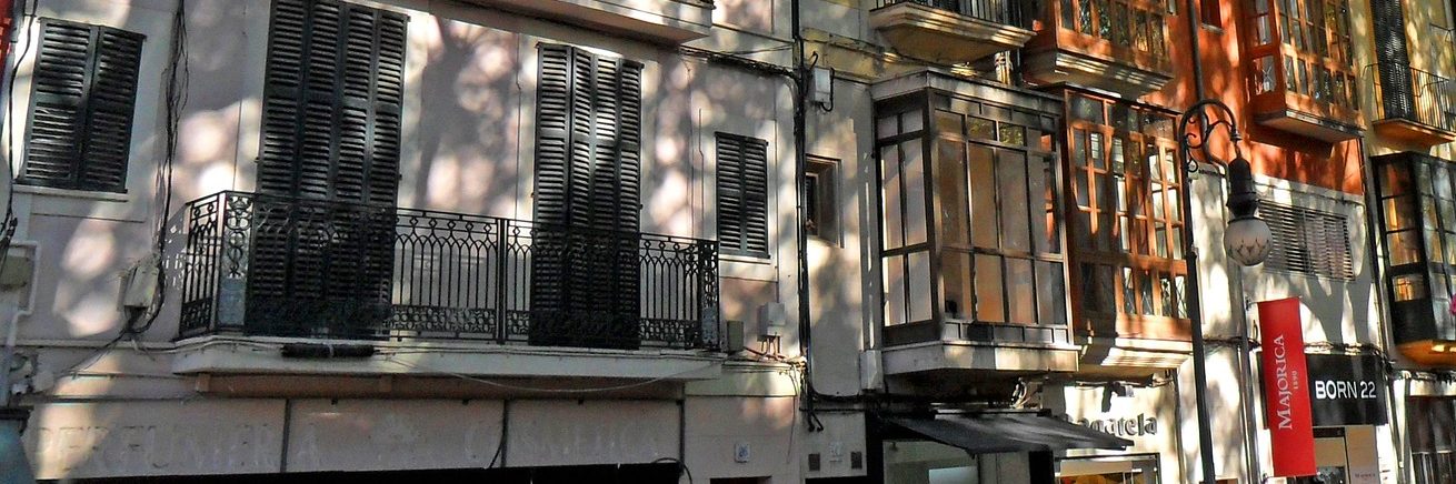 La pareja del balcón es un relato escrito por Miguel Rodríguez Echeandía sobre cómo se despide una pareja por las mañanas.