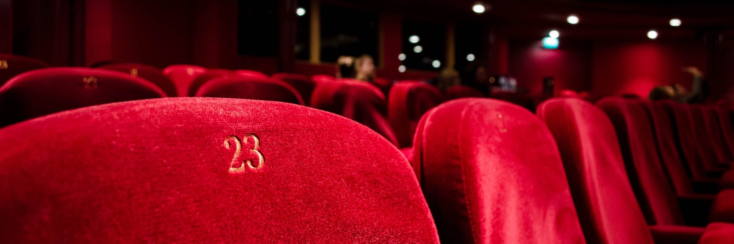 La premiere es un relato escrito por Miguel Rodríguez Echeandía sobre el glamour de las premieres de las películas.