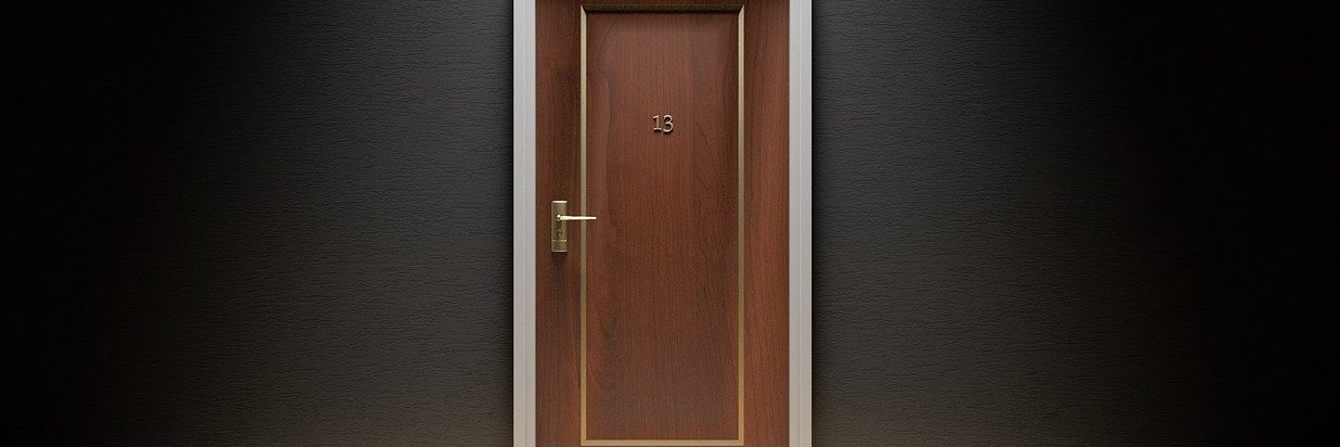 La puerta es un relato escrito por Miguel Rodríguez Echeandía para su blog personal, en el que publica un relato cada domingo.