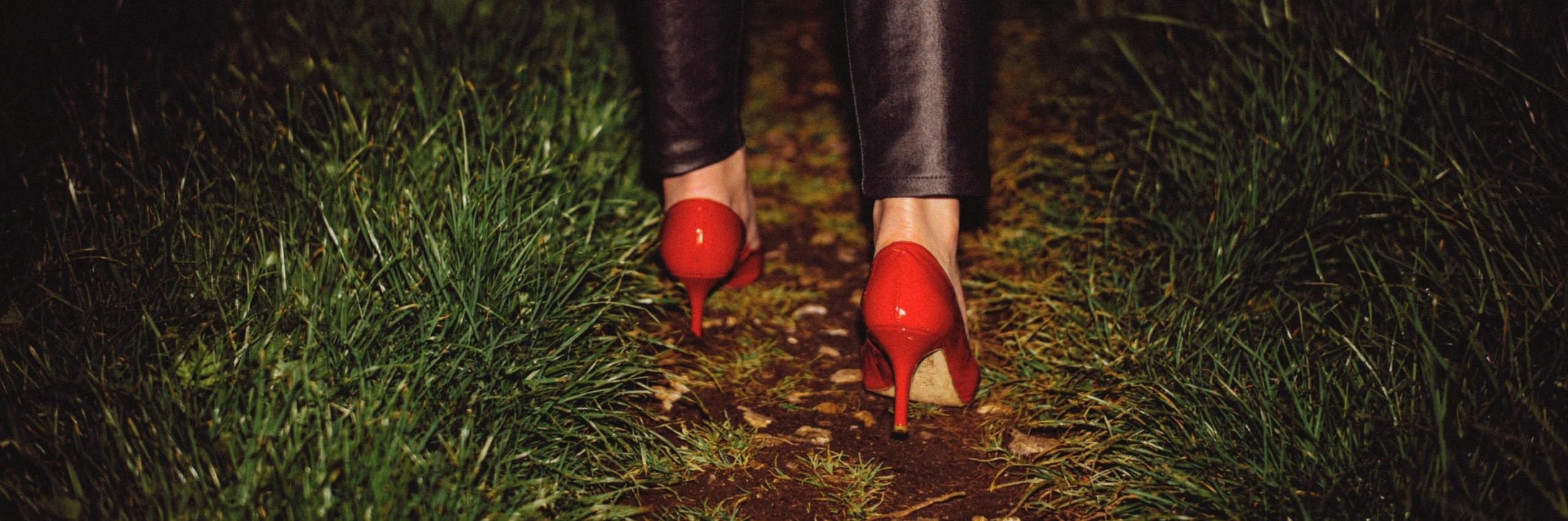 La tía tacones es un relato escrito por Miguel Rodríguez Echeandía sobre una mujer y su relación con su familia durante la Navidad.