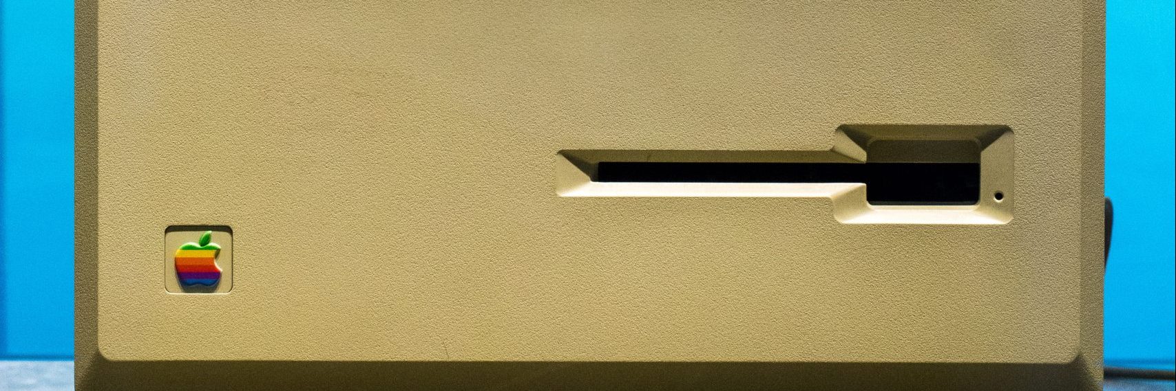 La tienda es un relato escrito por Miguel Rodríguez Echeandía sobre una tienda de informática muy particular.