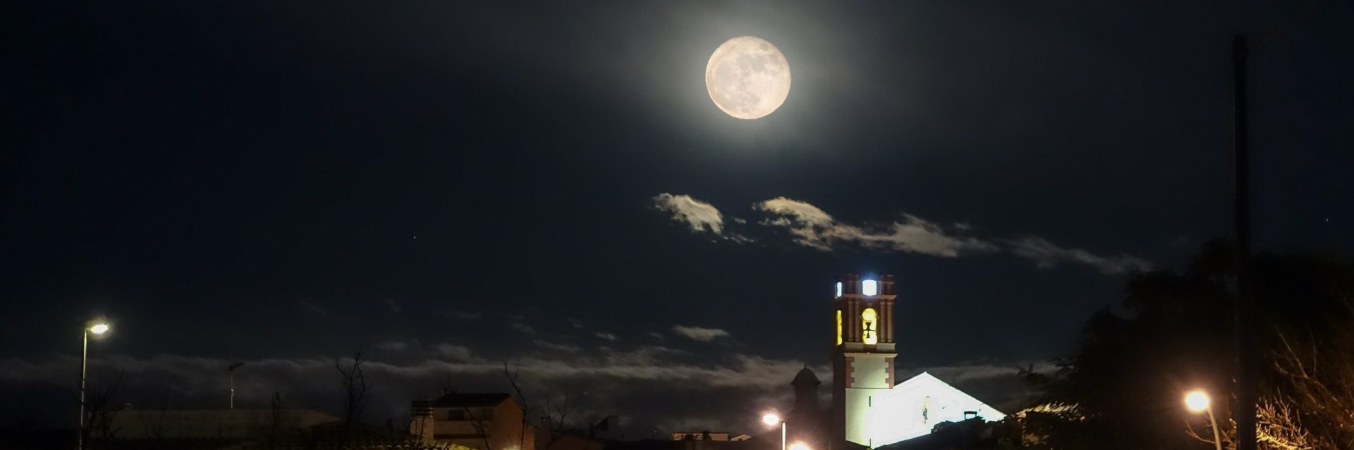 La última noche del verano es un relato escrito por Miguel Rodríguez Echeandía sobre las tertulias en la calle en los pueblos en verano.