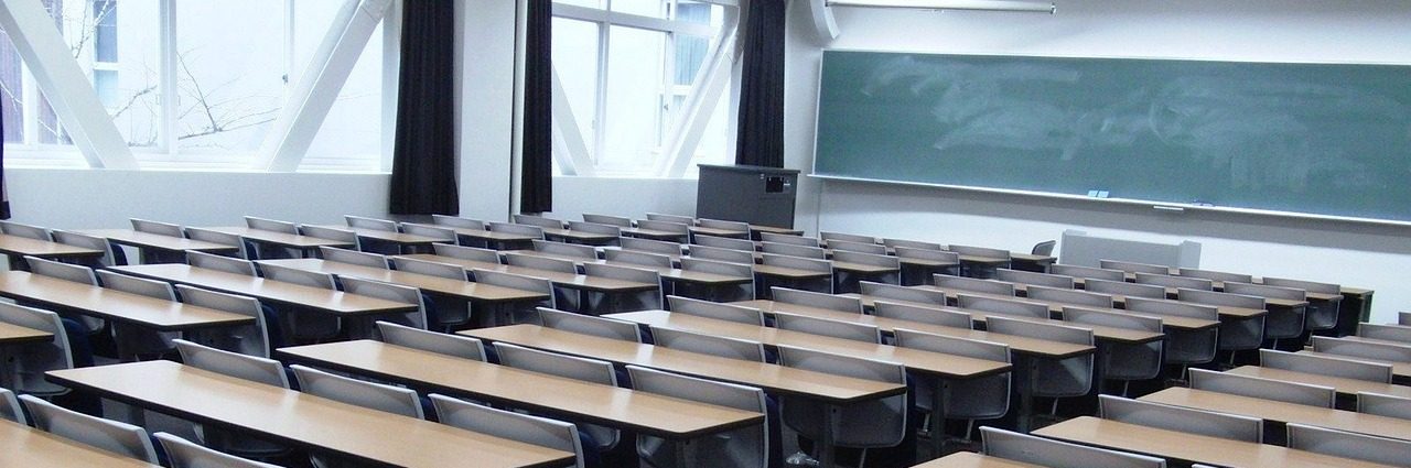 Un profesor feliz es un relato escrito por Miguel Rodríguez Echeandía sobre un profesor que encara el inicio del curso académico.