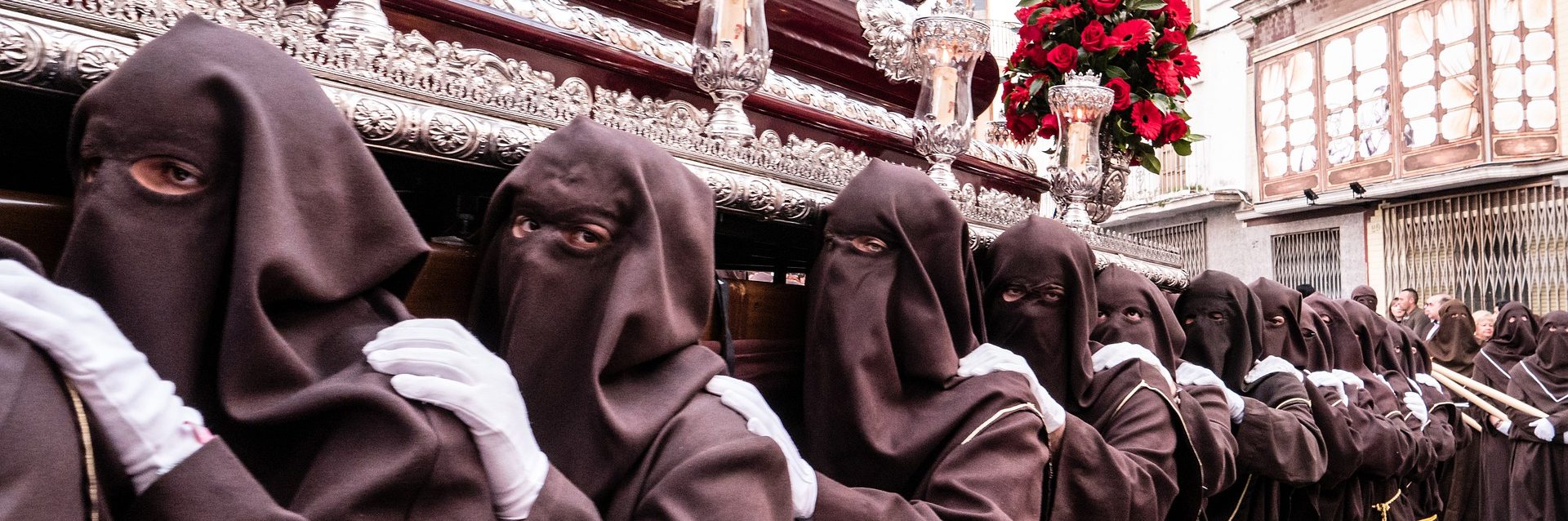 Vamos, hermanos, es un relato escrito por Miguel Rodríguez Echeandía para su blog personal sobre las procesiones de Semana Santa.