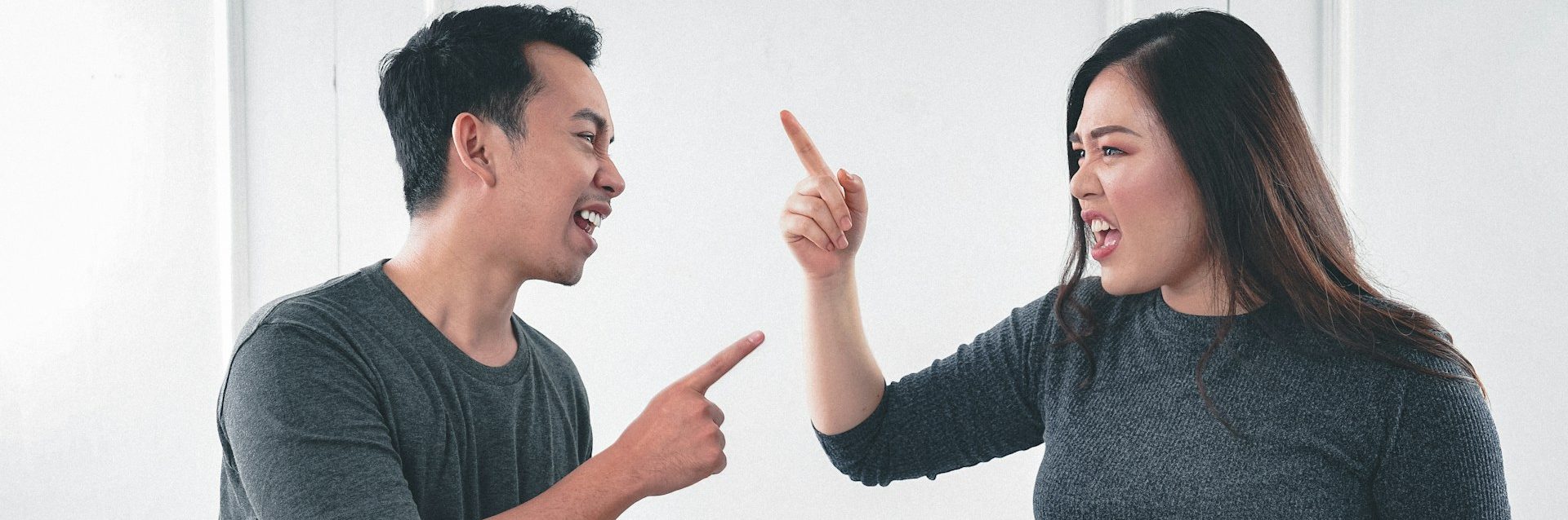 La discusión es un relato escrito por Miguel Rodríguez Echeandía sobre cómo continuan las discusiones de pareja.