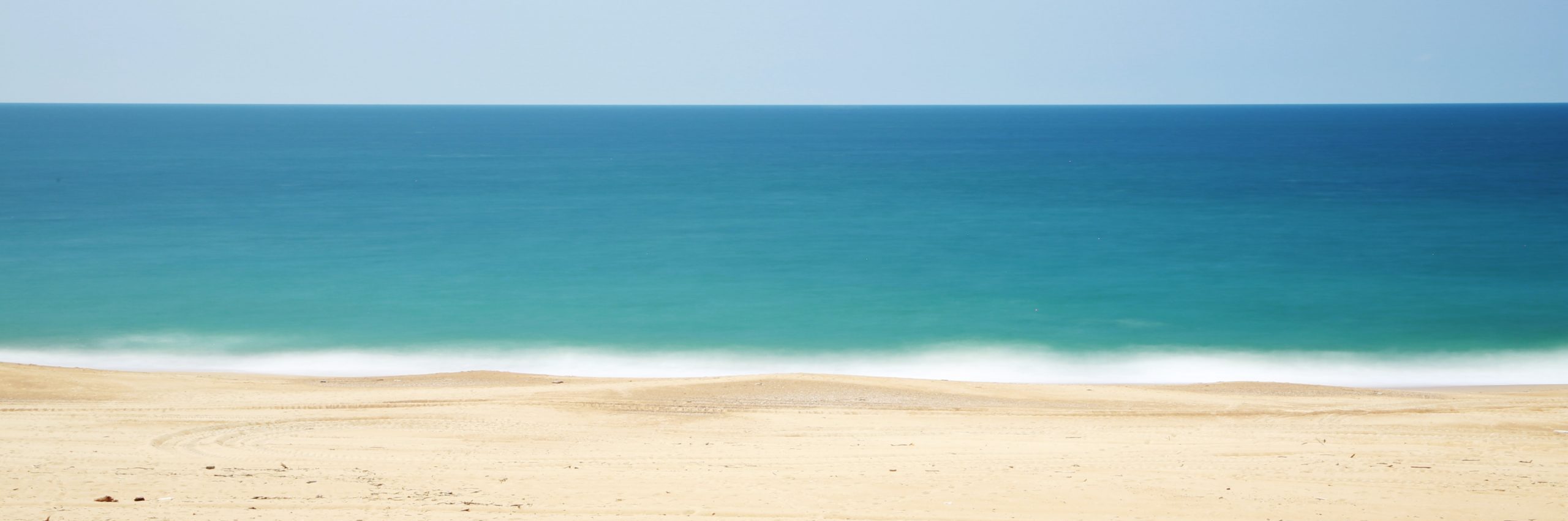 La playa es un relato escrito por Miguel Rodríguez Echeandía sobre las reflexiones que se llevan a cabo al mirar al mar.