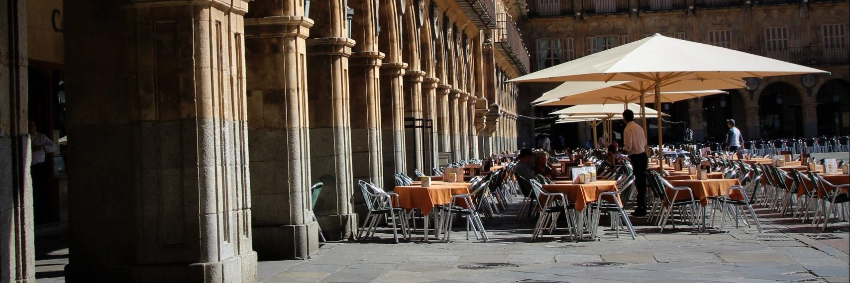En el interior del café es un relato escrito por Miguel Rodríguez Echeandía para el blog de su web sobre un café ficticio de Salamanca.